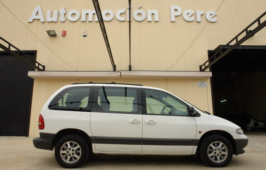 CHRYSLER  VOYAGER 2.4i LE 150 CV