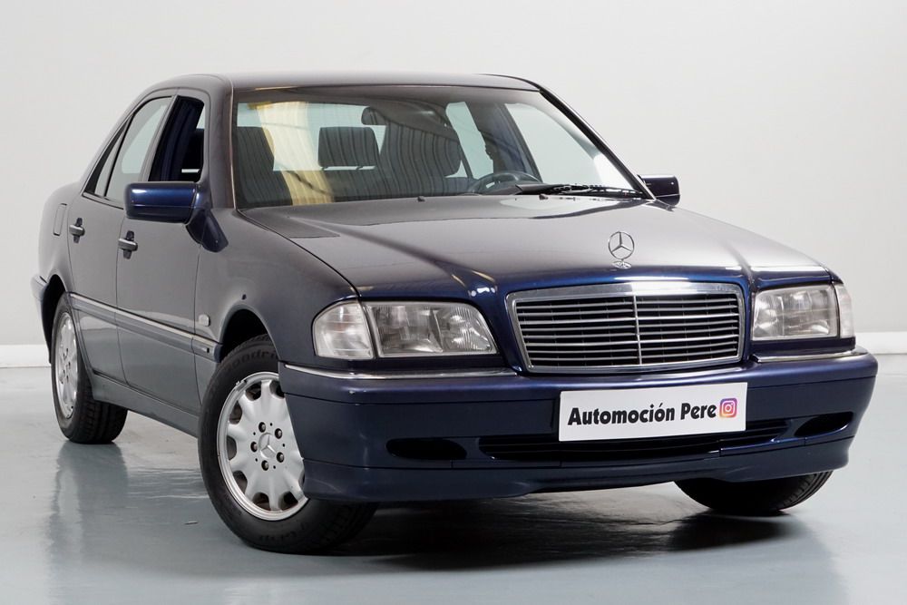 Mercedes Benz C180 Elegance. Nacional. Único Propietario. Revisiones Selladas. Impecable!