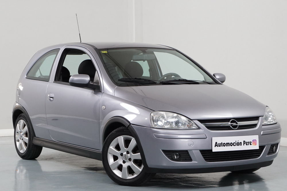 Opel Corsa 1.2i 80 CV Silverline. Pocos Kms. Único Propietario. Revisiones Selladas. Impecable.